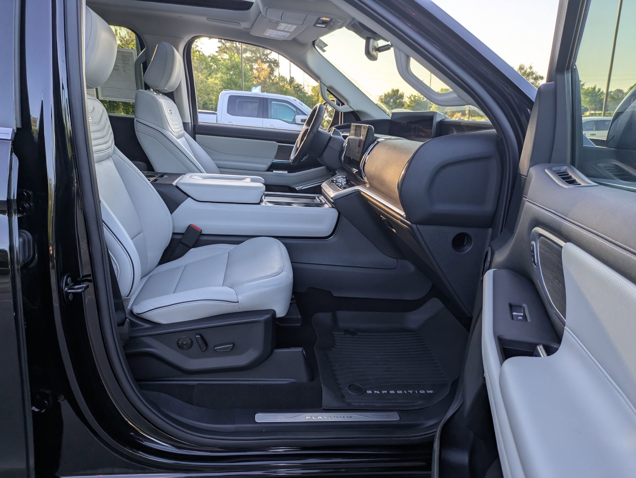 Certified 2025 Ford Expedition Platinum w/ Platinum Ultimate Package AWD/4WD image 37
