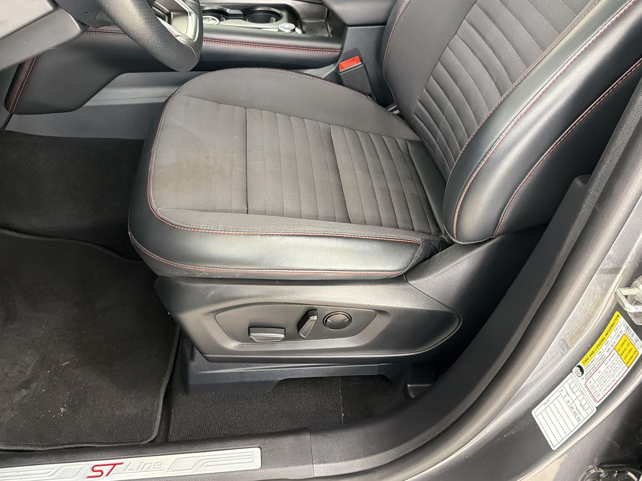 Certified 2025 Ford Explorer ST-Line w/ ST-Line Street Pack AWD/4WD image 15