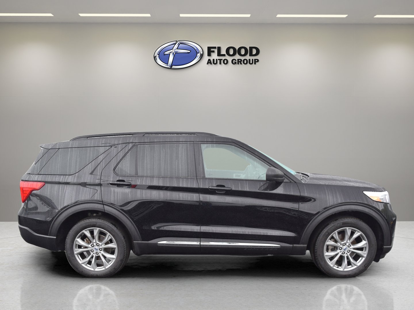 Certified 2023 Ford Explorer XLT w/ Equipment Group 202A AWD/4WD image 3