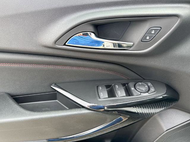 Used 2025 Chevrolet Trax RS w/ Sunroof Package image 21