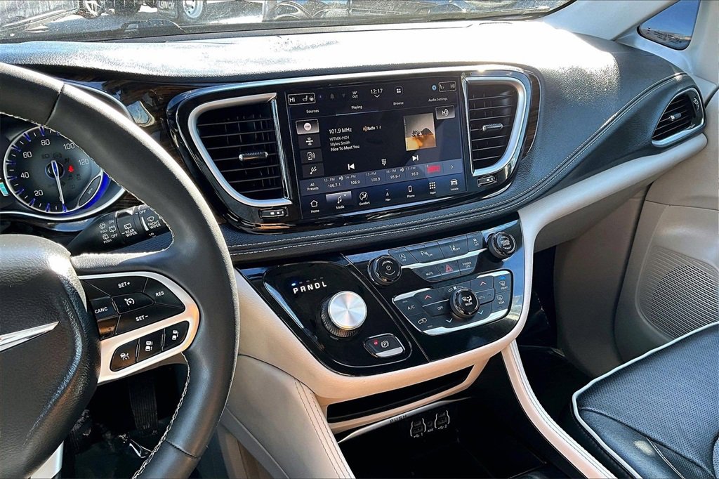 Used 2023 Chrysler Pacifica Limited image 6