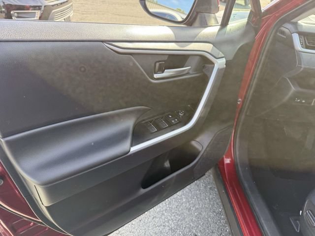 Used 2025 Toyota RAV4 XLE AWD/4WD image 17