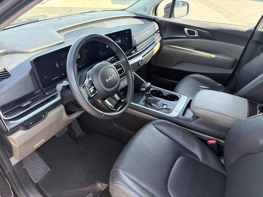 Used 2025 Kia Carnival FWD image 18