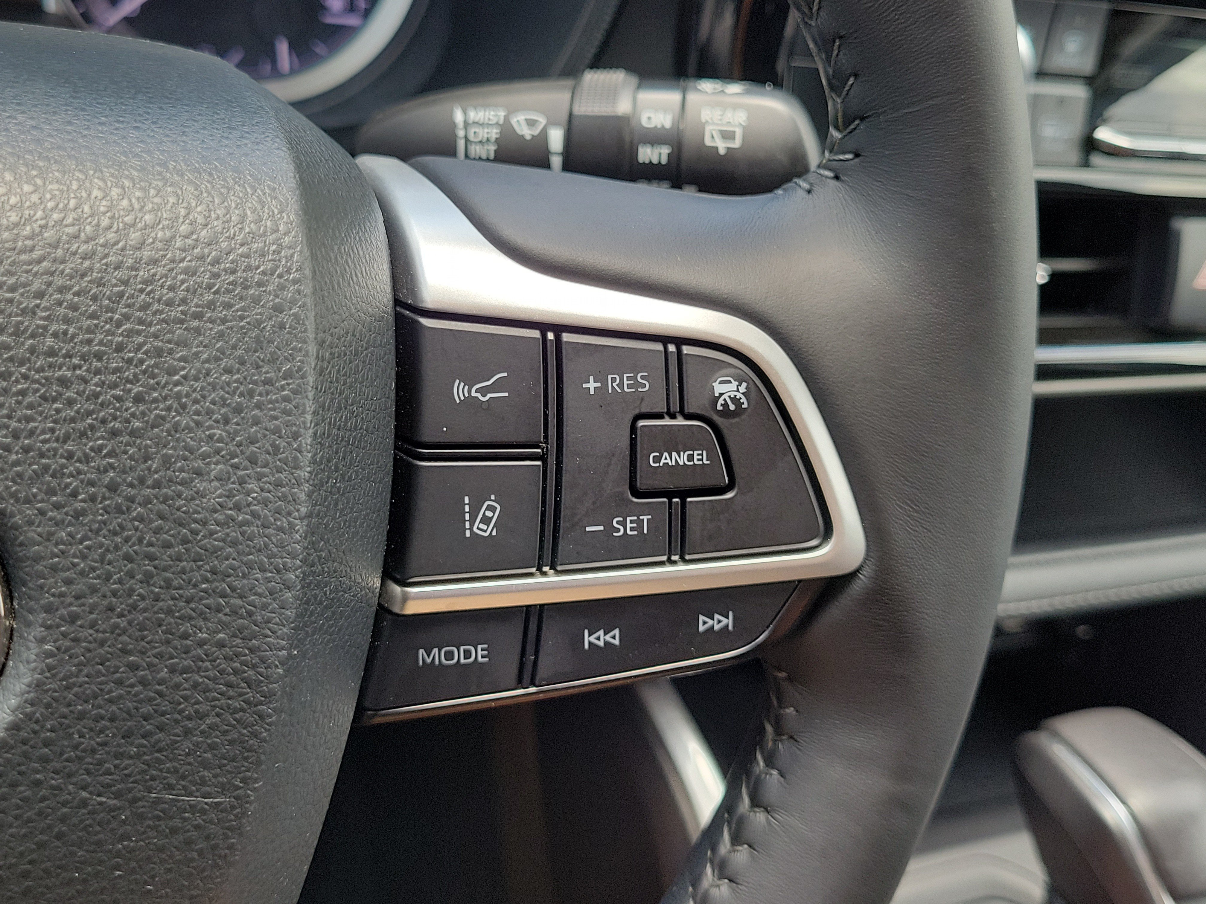 Used 2023 Toyota Highlander LE FWD image 25
