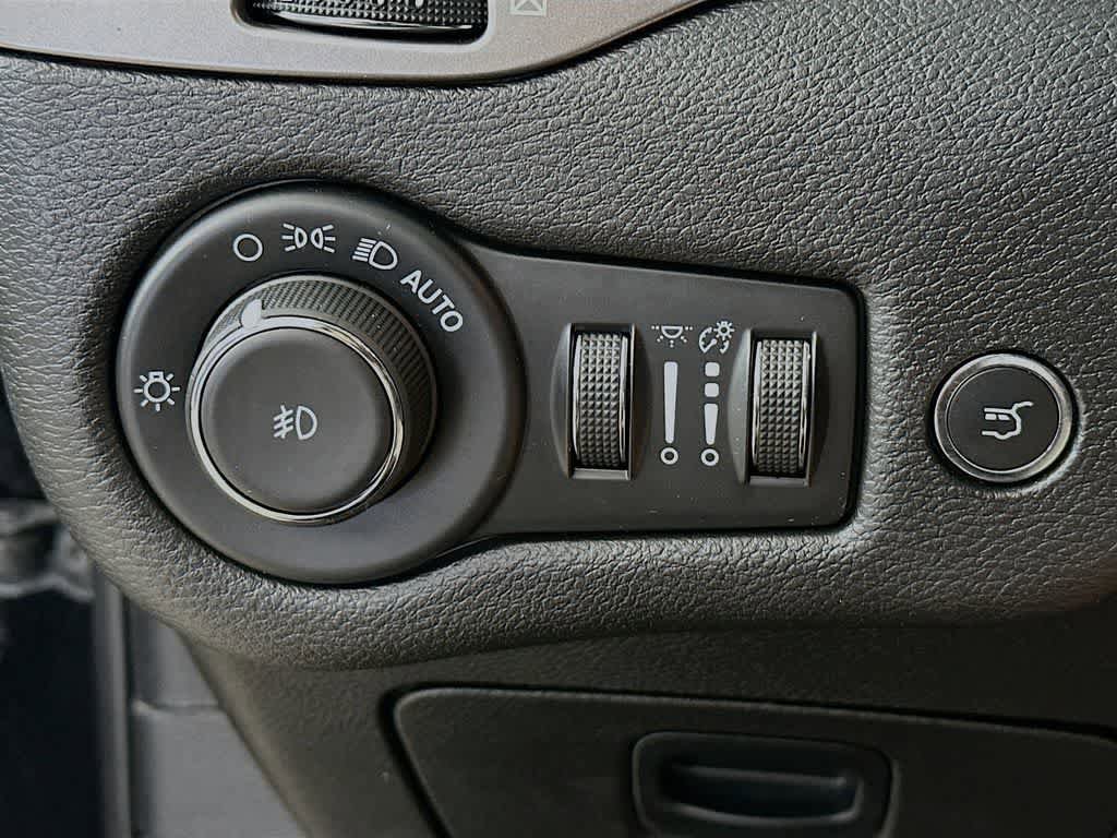 Used 2021 Jeep Cherokee Latitude Lux w/ Comfort/Convenience Group FWD image 27