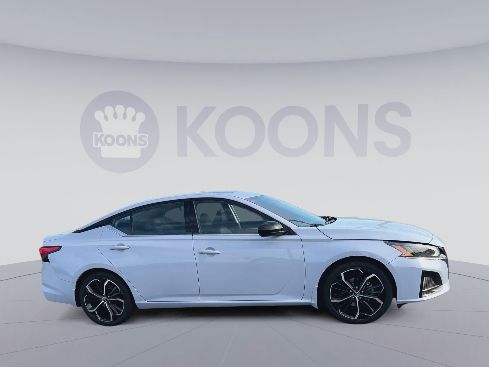 Used 2023 Nissan Altima 2.5 SR w/ SR Premium Package image 3