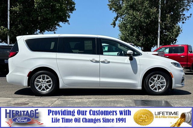 Used 2023 Chrysler Pacifica Touring-L image 3