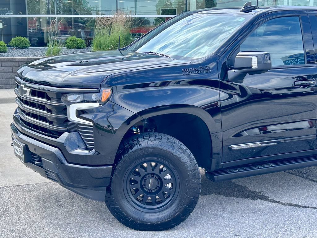 Used 2025 Chevrolet Silverado 1500 High Country w/ Midnight Edition AWD/4WD image 2