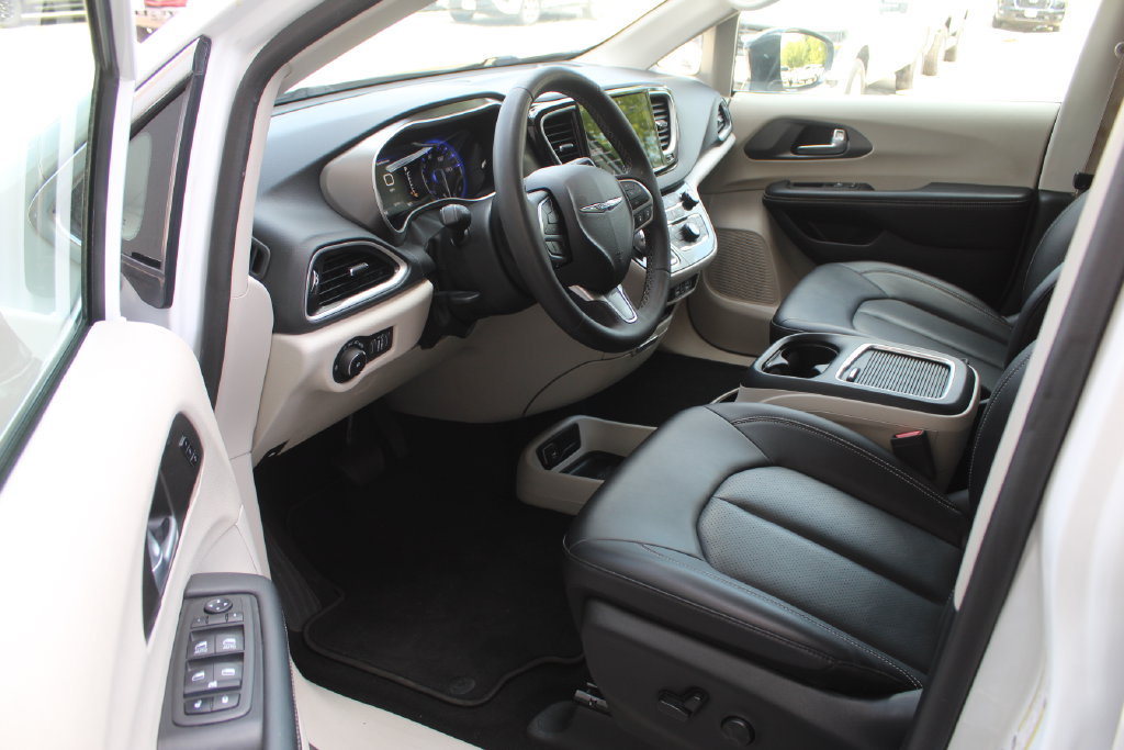 Used 2024 Chrysler Pacifica Touring-L FWD image 29