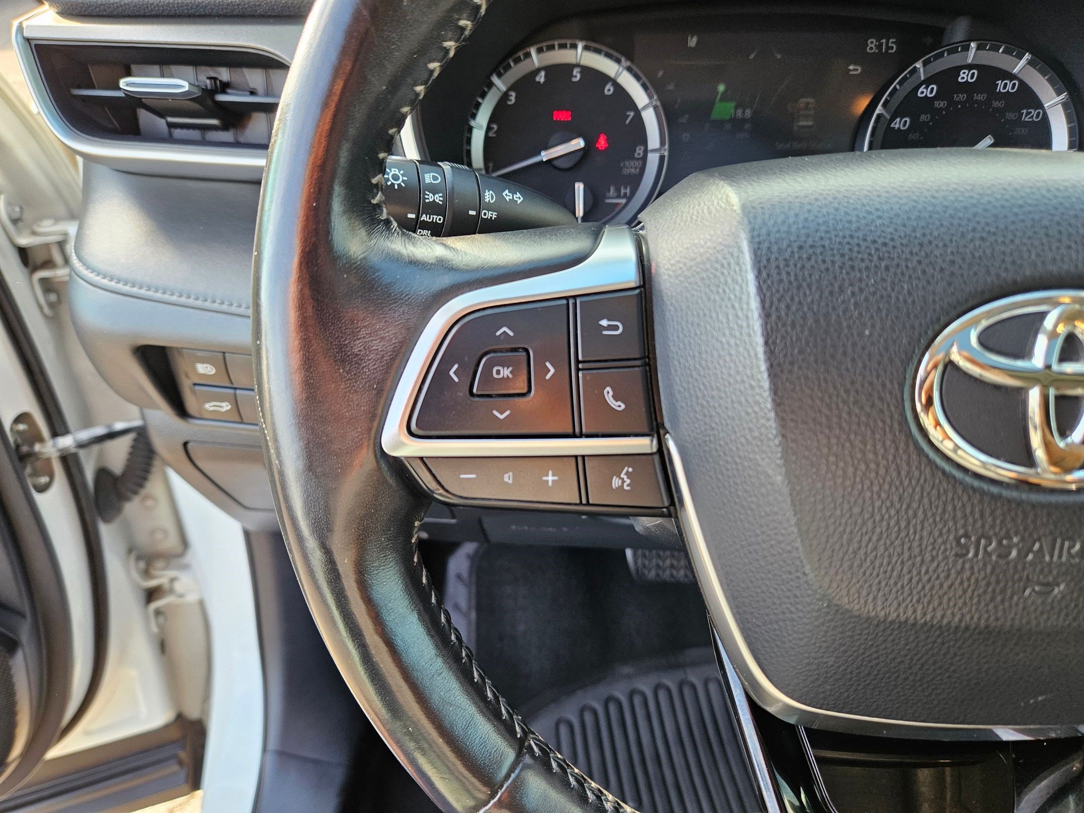 Used 2020 Toyota Highlander XLE AWD/4WD image 29