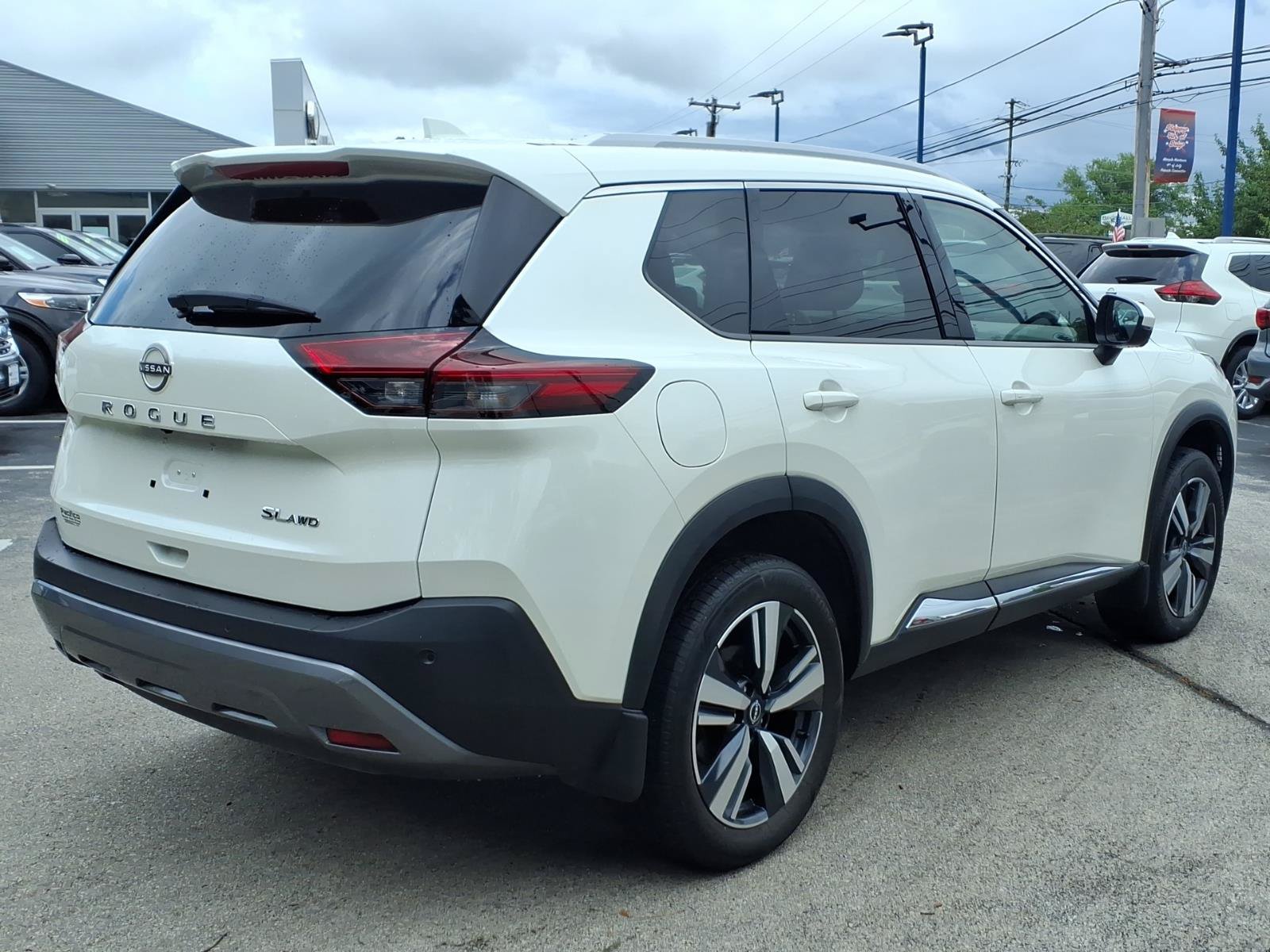 Used 2023 Nissan Rogue SL AWD/4WD image 3