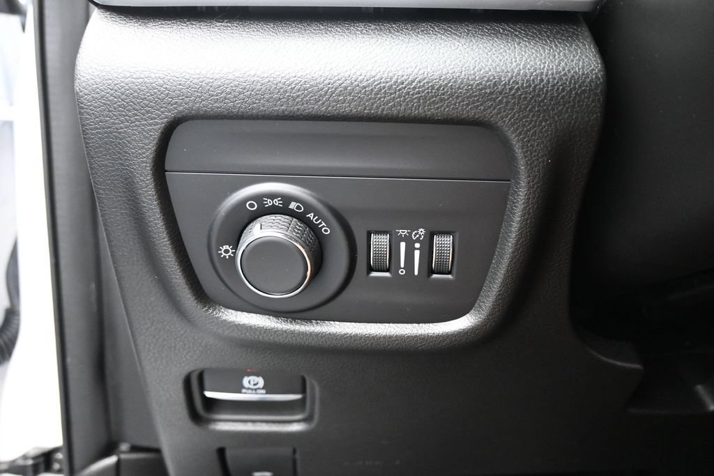 Used 2025 Jeep Grand Cherokee Laredo w/ Luxury Tech Group I AWD/4WD image 12