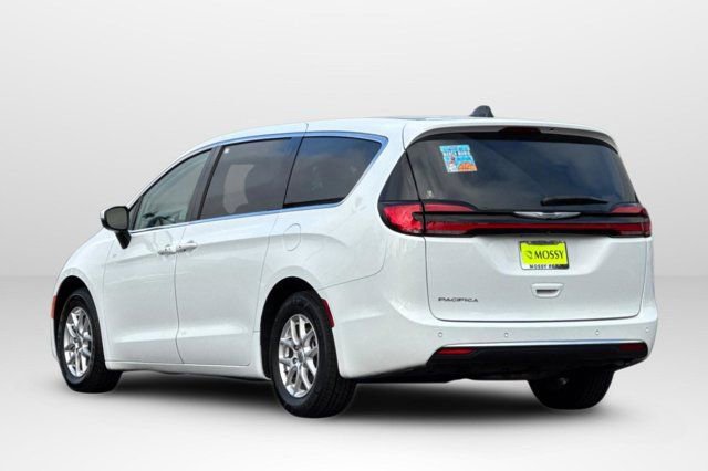 Used 2023 Chrysler Pacifica Touring-L image 5
