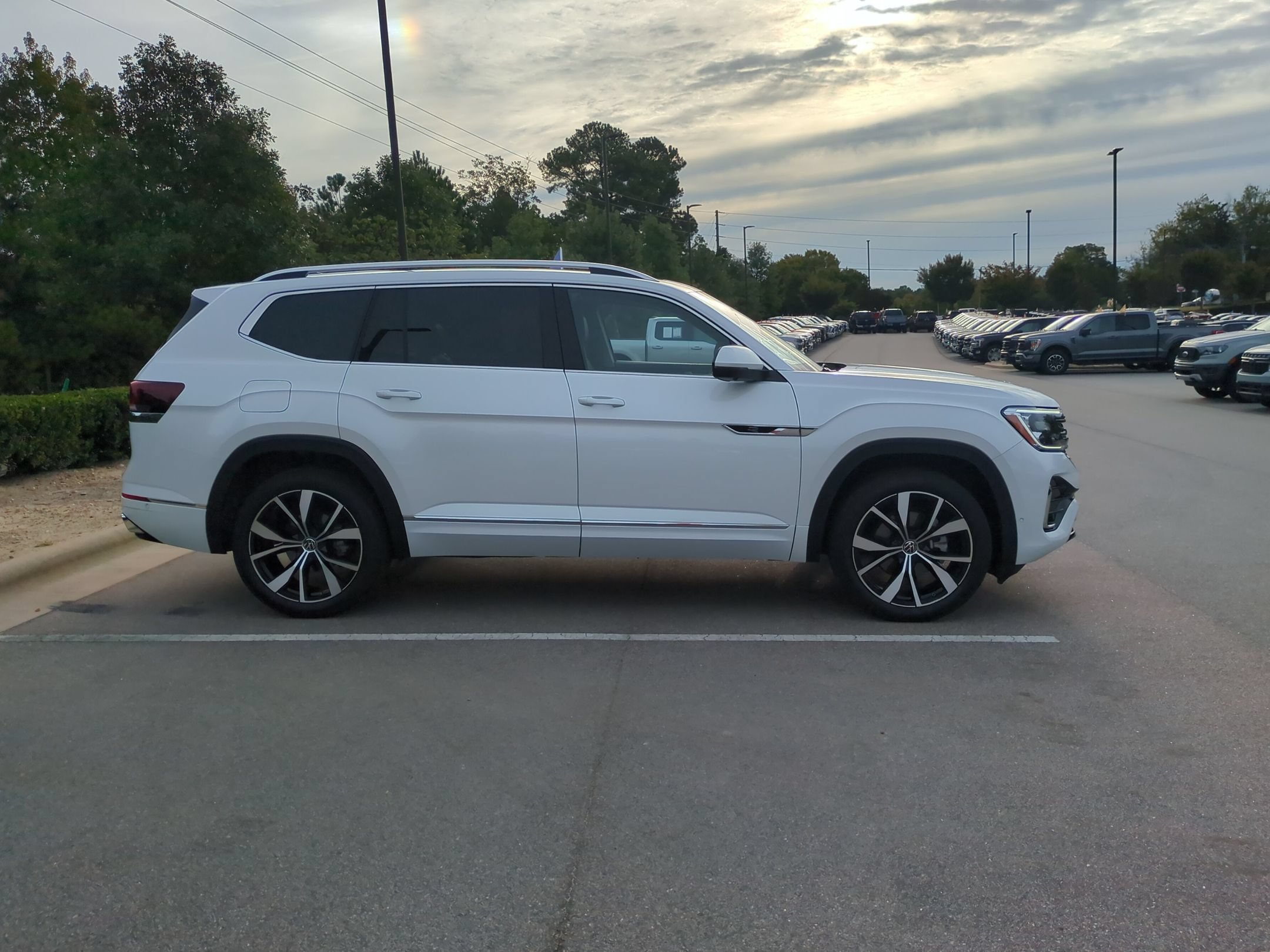 Used 2024 Volkswagen Atlas SEL Premium R-Line AWD/4WD image 3