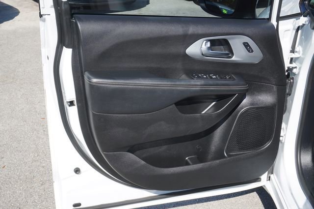 Used 2023 Chrysler Pacifica Touring-L w/ S Appearance Package image 27