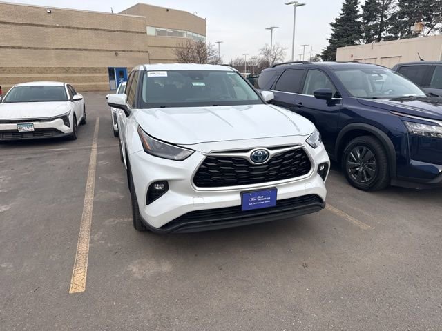 Used 2022 Toyota Highlander LE image 3