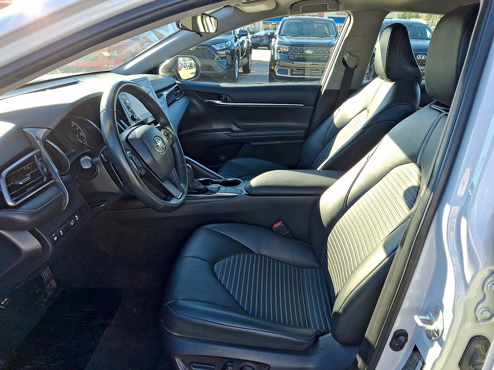 Used 2024 Toyota Camry SE image 12