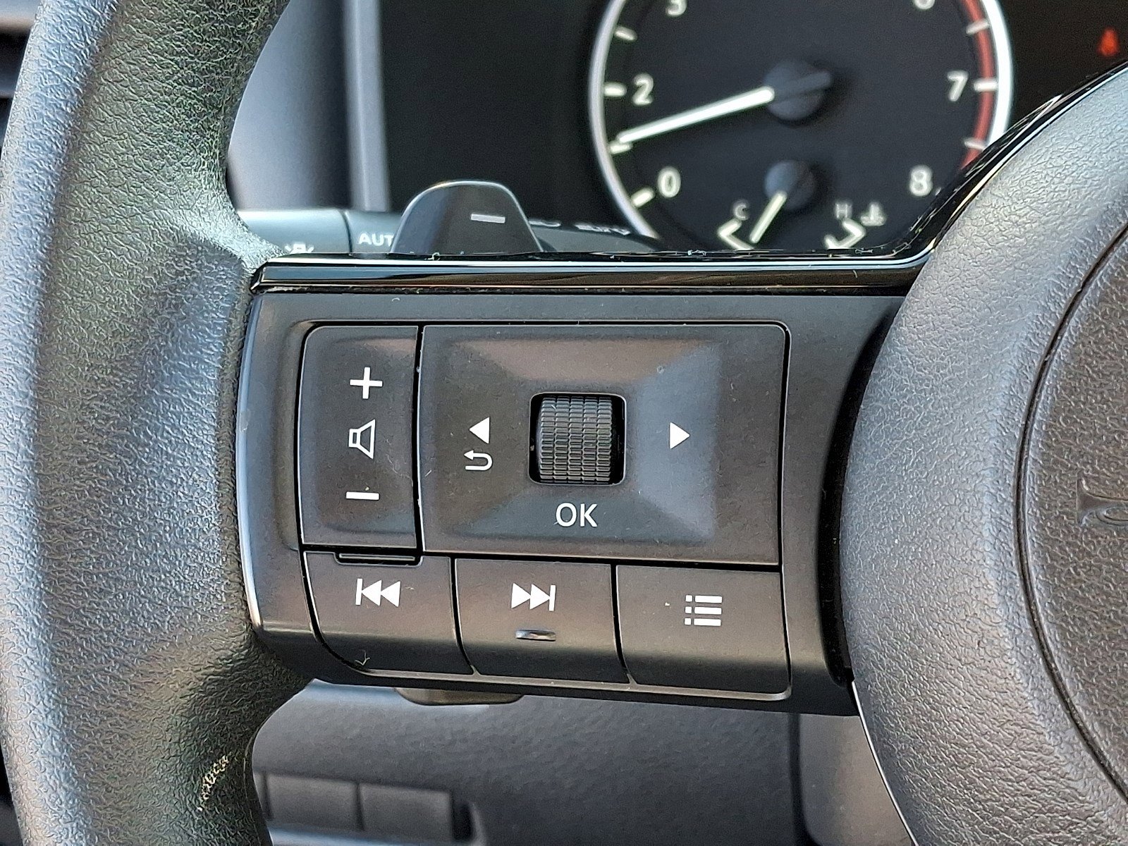 Used 2023 Nissan Rogue SV image 19