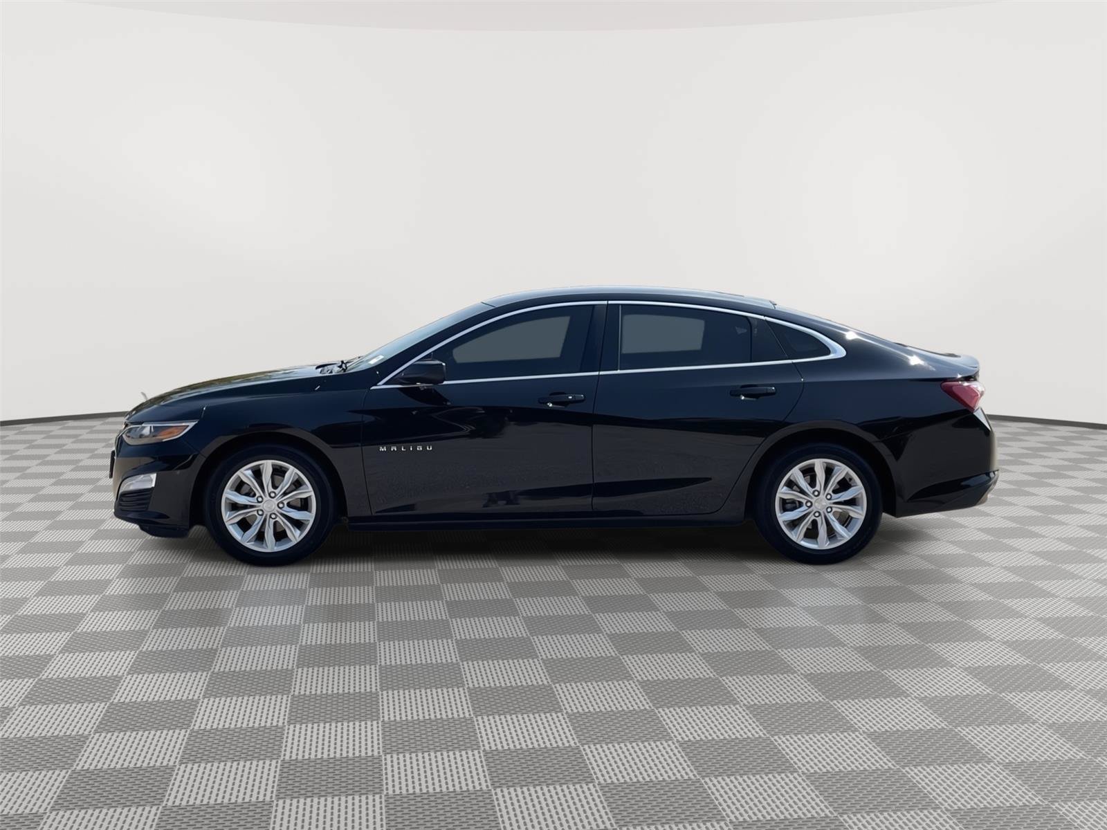 Used 2019 Chevrolet Malibu LT FWD image 2