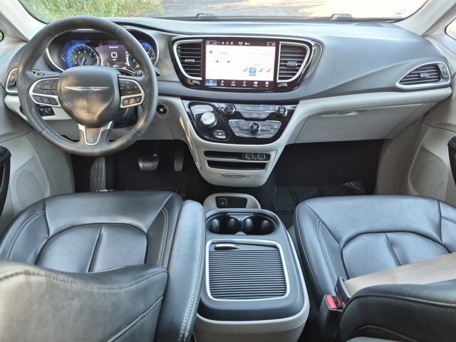 Used 2023 Chrysler Pacifica Touring-L FWD image 24