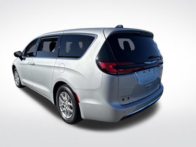 Used 2024 Chrysler Pacifica Touring-L FWD image 3