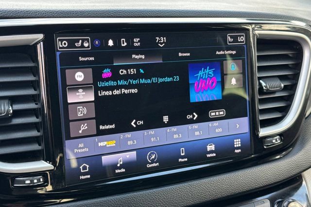 Used 2023 Chrysler Pacifica Touring-L image 21