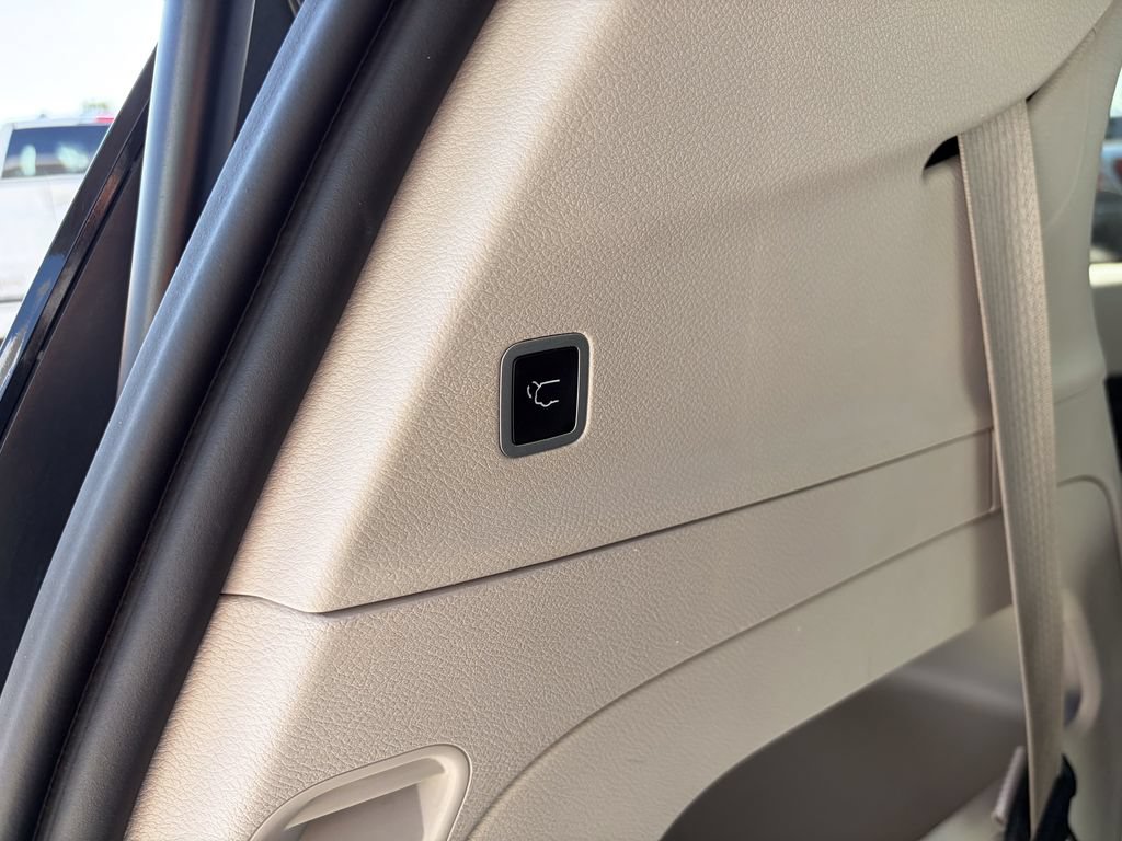 Used 2024 Chrysler Pacifica Touring-L FWD image 17