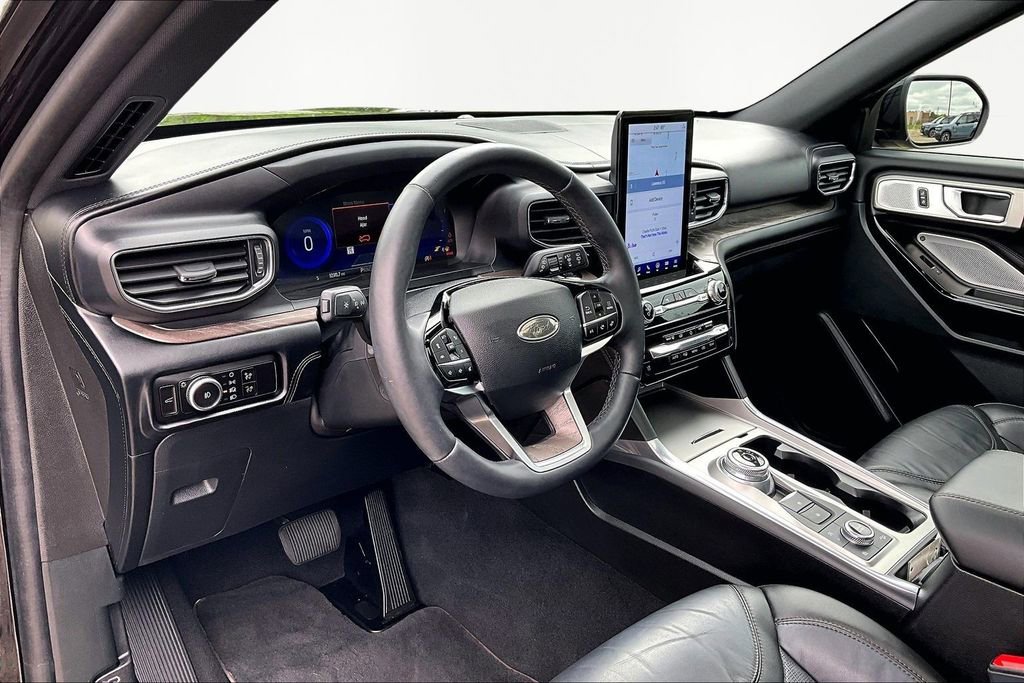 Certified 2023 Ford Explorer Platinum w/ Technology Package AWD/4WD image 14