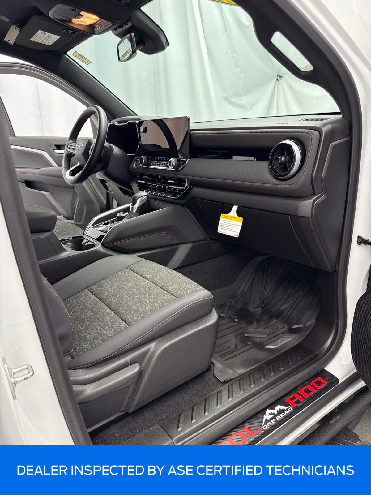 Used 2024 Chevrolet Colorado Z71 w/ Z71 Convenience Package 2 AWD/4WD image 28