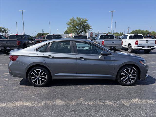Used 2025 Volkswagen Jetta SE FWD image 4