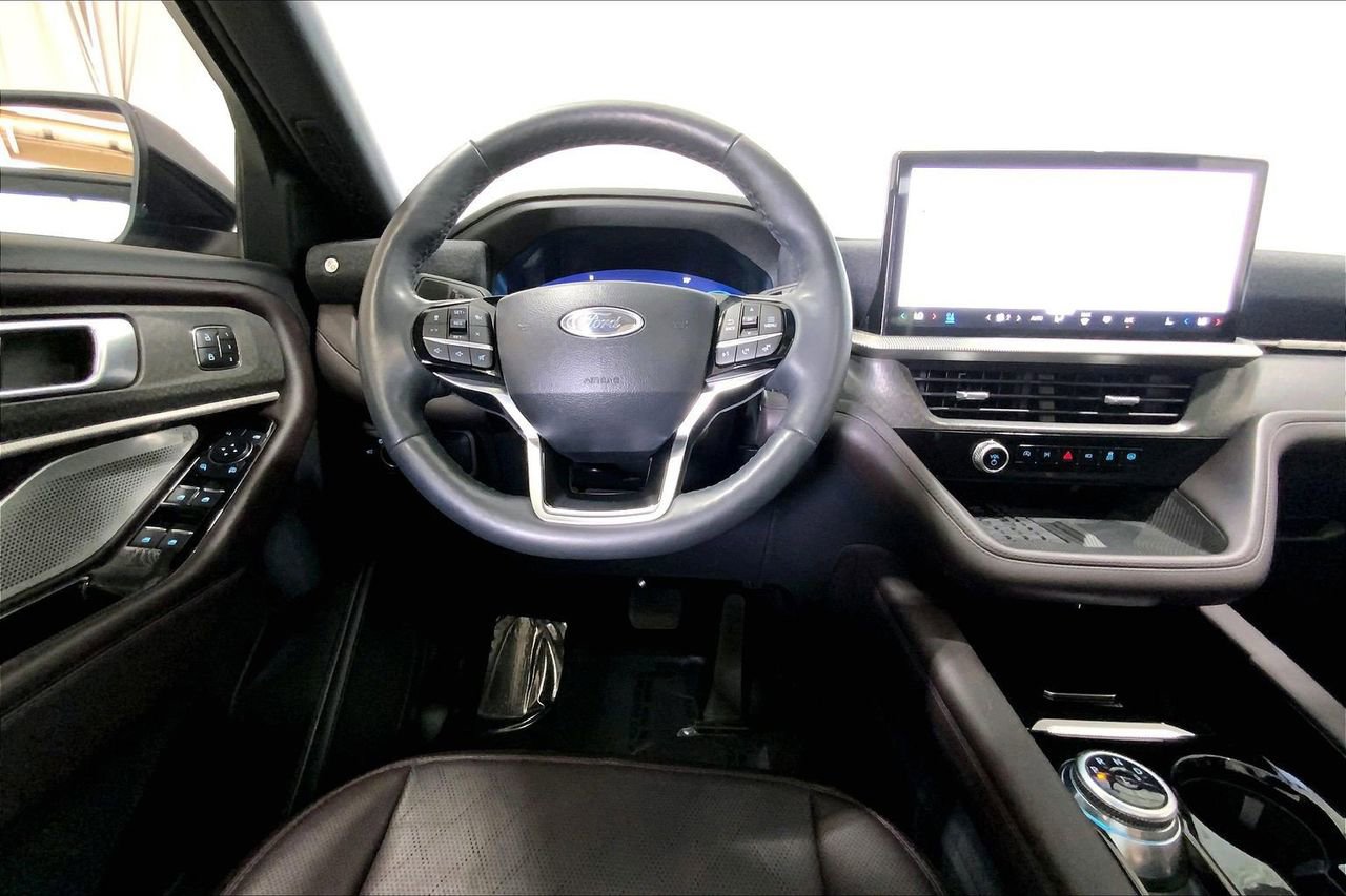 Certified 2025 Ford Explorer Platinum RWD image 4