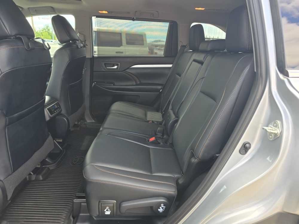 Used 2019 Toyota Highlander XLE AWD/4WD image 16