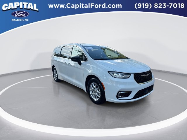 Used 2025 Chrysler Pacifica Select FWD image 2