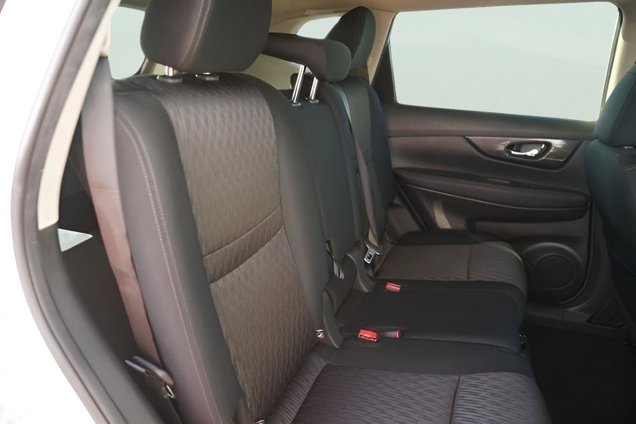 Used 2018 Nissan Rogue SV w/ Premium Package FWD image 16