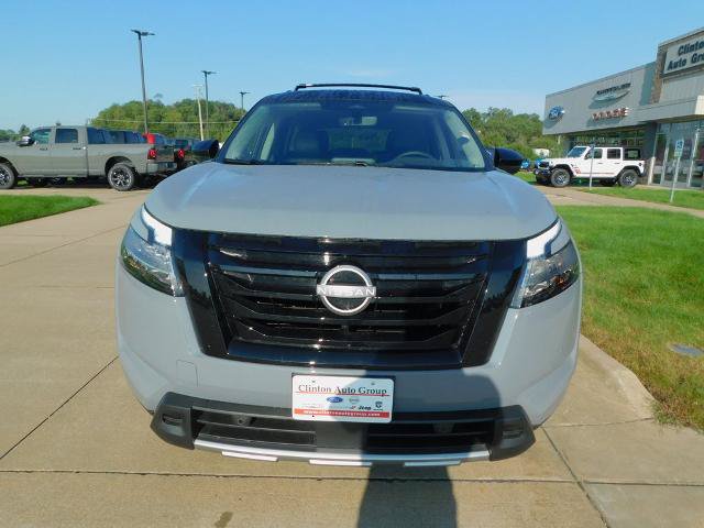 Used 2024 Nissan Pathfinder Platinum AWD/4WD image 2