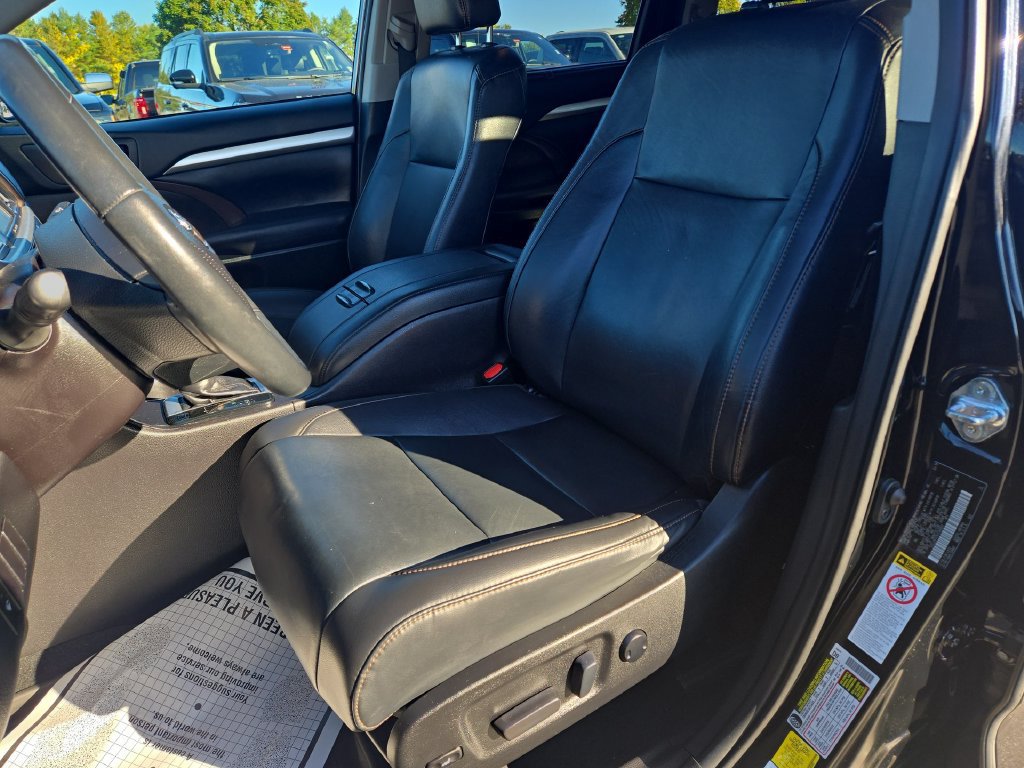 Used 2019 Toyota Highlander XLE w/ Carpet Mat Package (TMS) AWD/4WD image 6