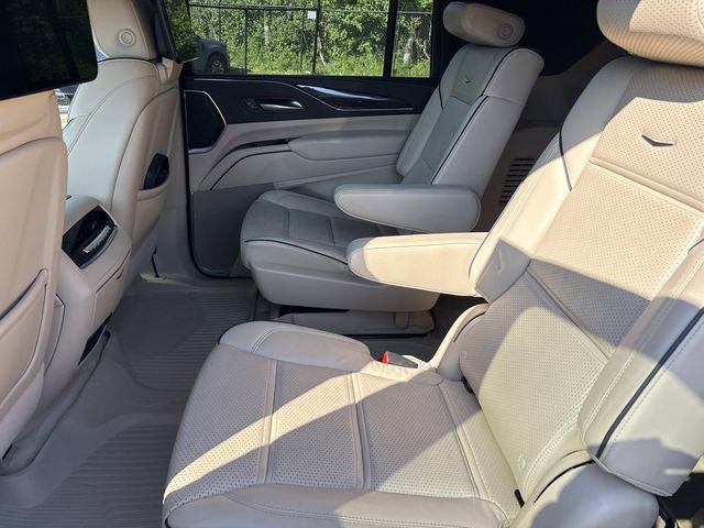 Used 2024 Cadillac Escalade ESV Premium Luxury w/ Performance Package image 18