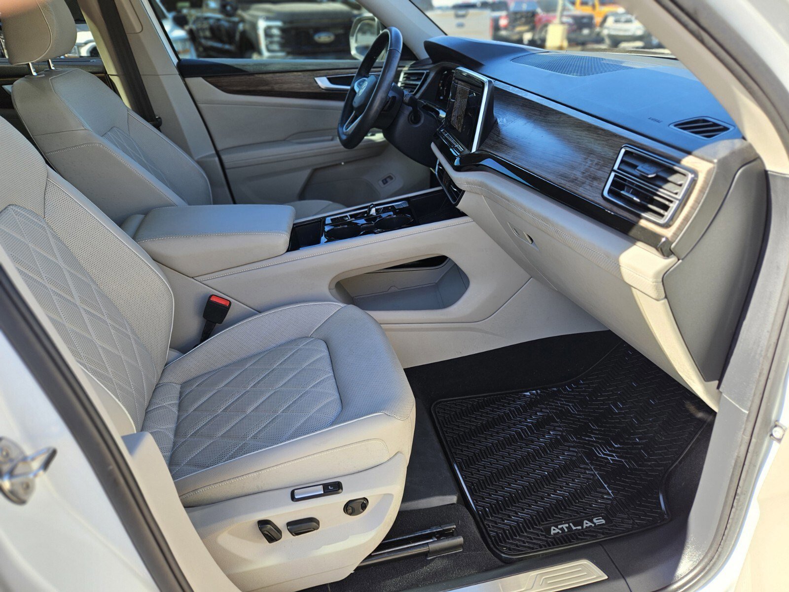 Used 2025 Volkswagen Atlas SEL Premium R-Line image 12