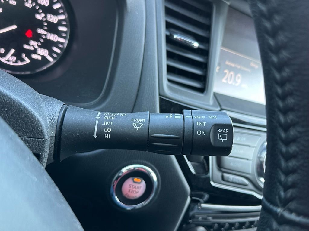 Used 2020 Nissan Pathfinder SV image 28