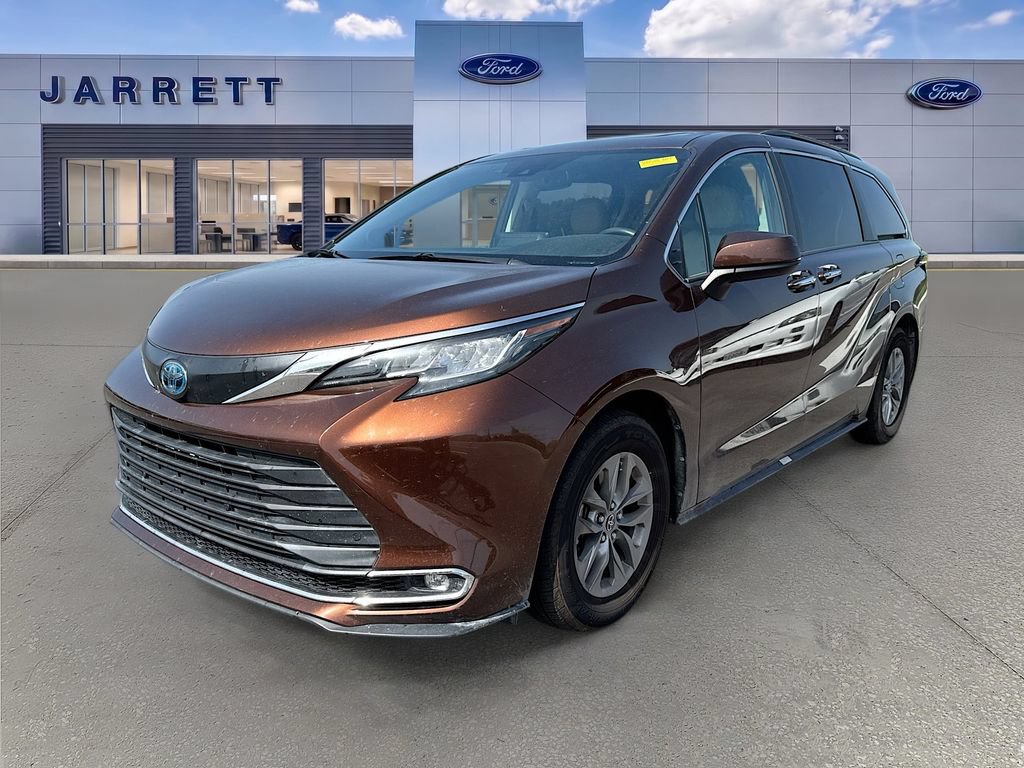 Used 2022 Toyota Sienna XLE w/ XLE Plus Package FWD image 2