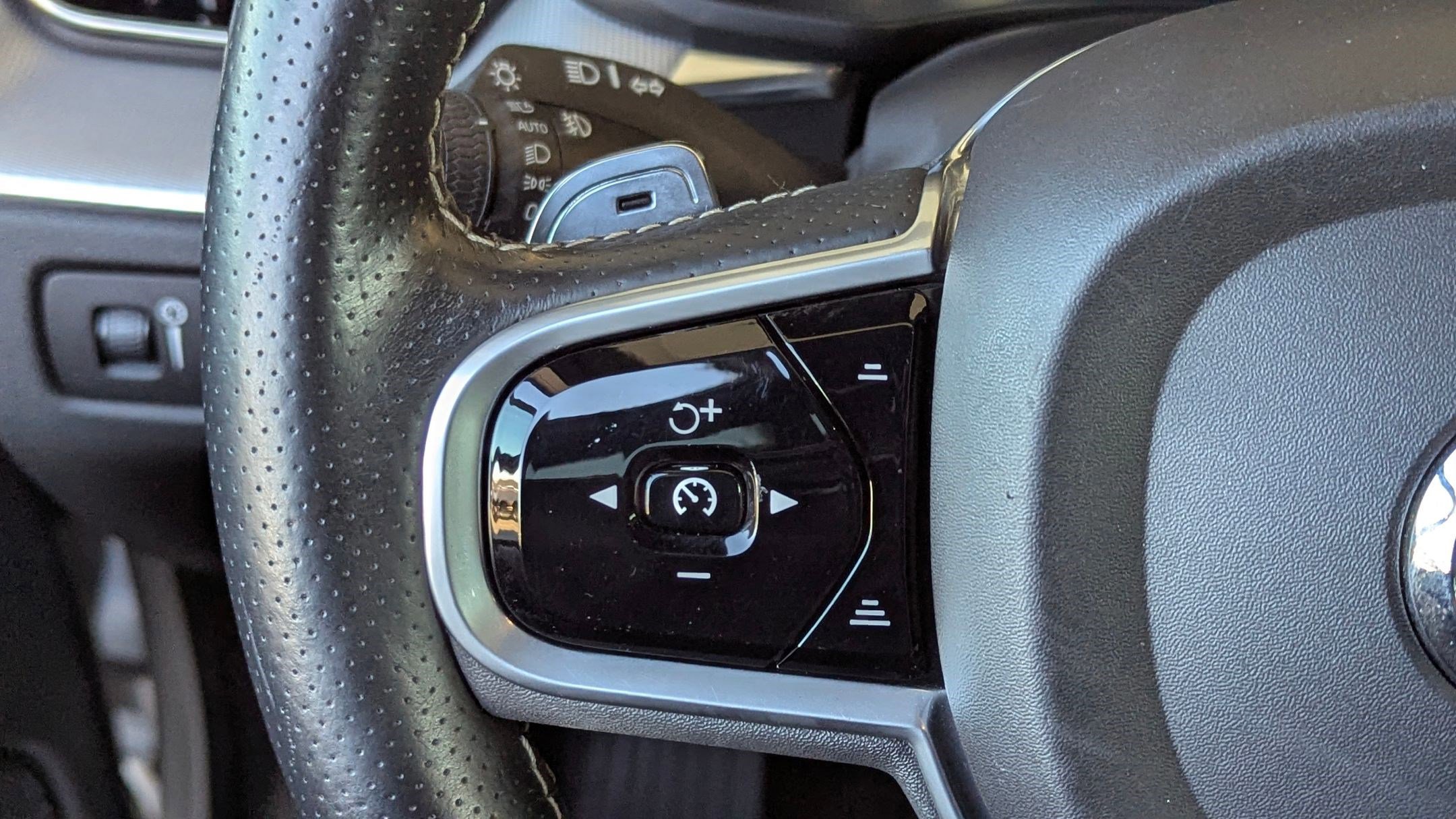 Used 2018 Volvo XC60 T6 R-Design w/ Convenience Package image 16