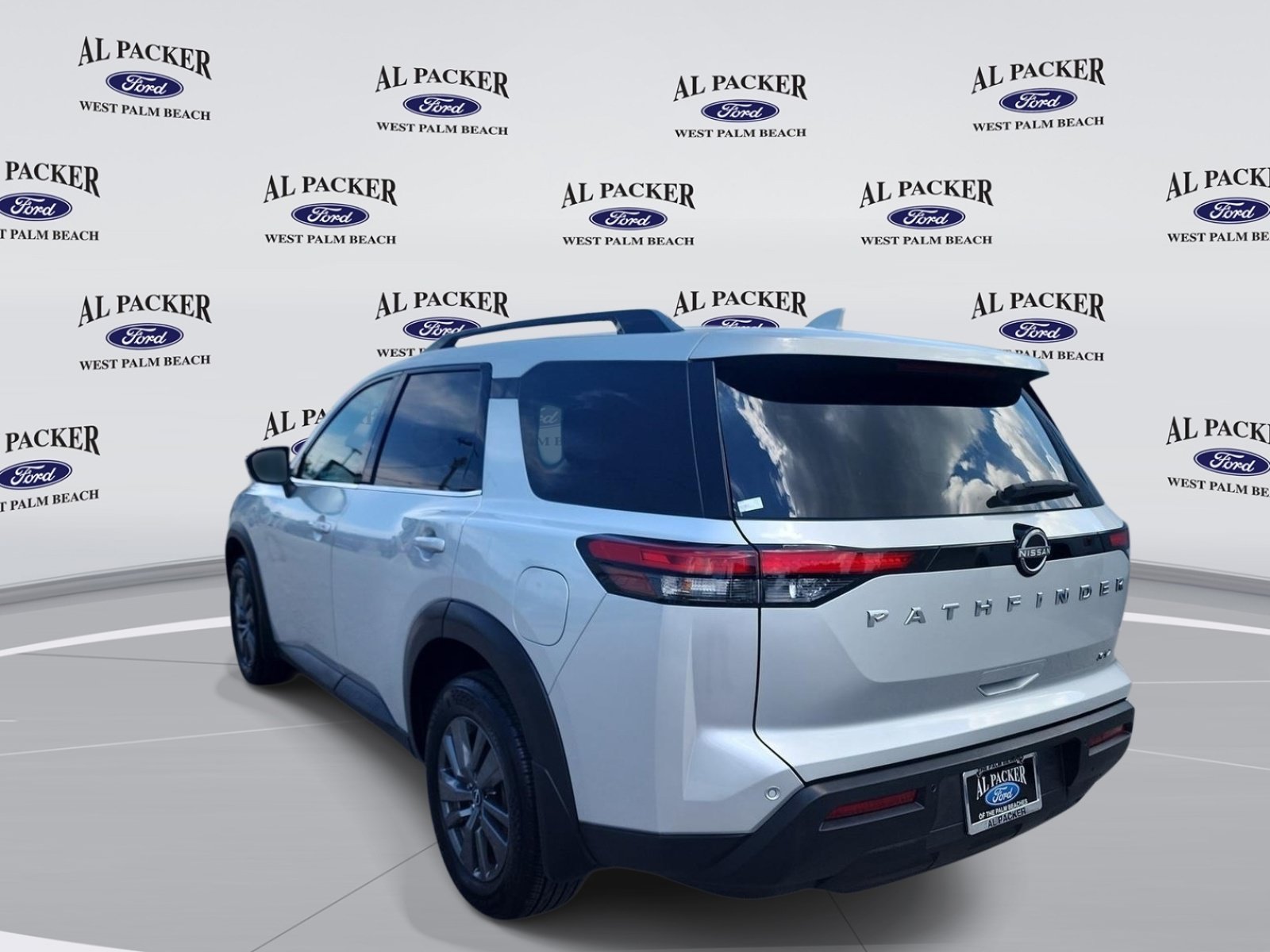 Used 2024 Nissan Pathfinder SV FWD image 3