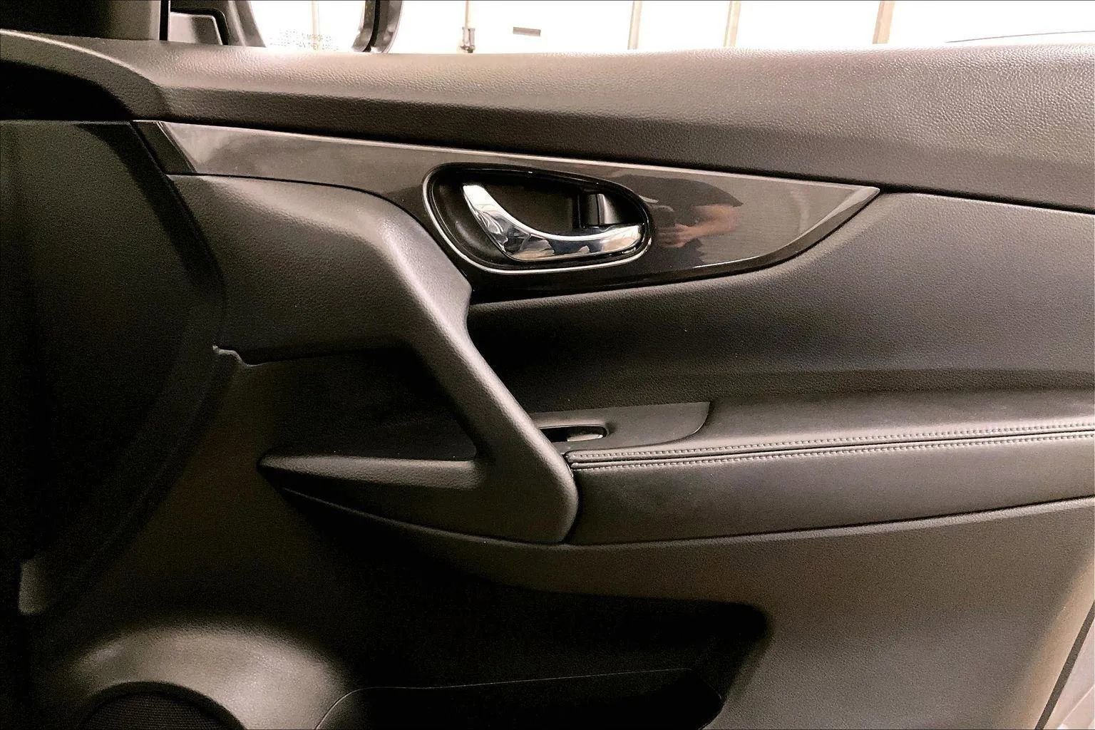 Used 2017 Nissan Rogue S image 23