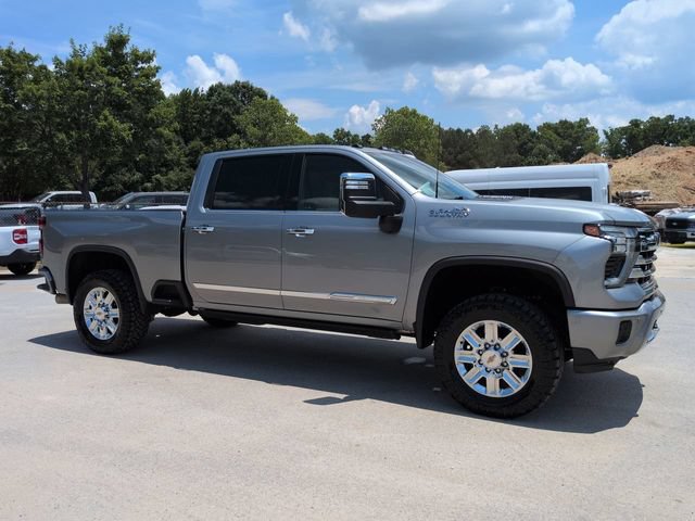 Used 2024 Chevrolet Silverado 2500 High Country w/ High Country Premium Package AWD/4WD image 2