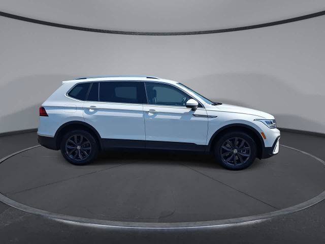Used 2024 Volkswagen Tiguan SE AWD/4WD image 9