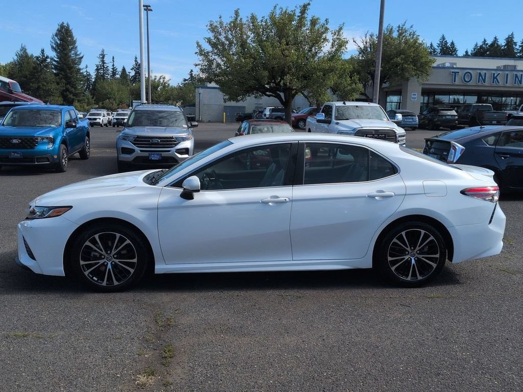 Used 2018 Toyota Camry SE FWD image 2