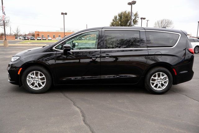 Used 2024 Chrysler Pacifica Touring-L image 2