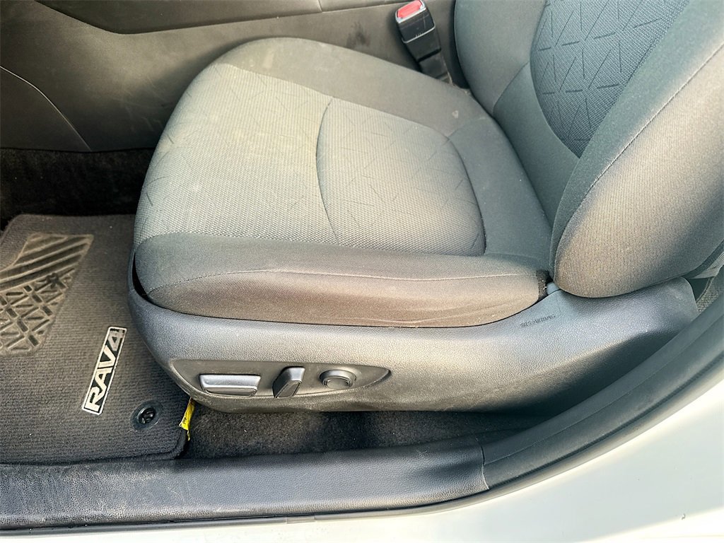 Used 2021 Toyota RAV4 XLE w/ Convenience Package image 10