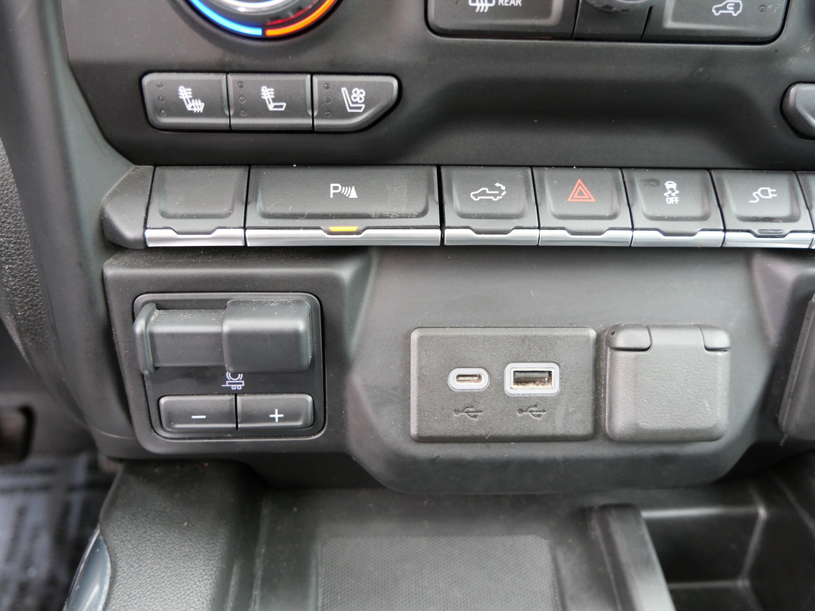 Used 2022 Chevrolet Silverado 1500 LTZ w/ LTZ Convenience Package II AWD/4WD image 32