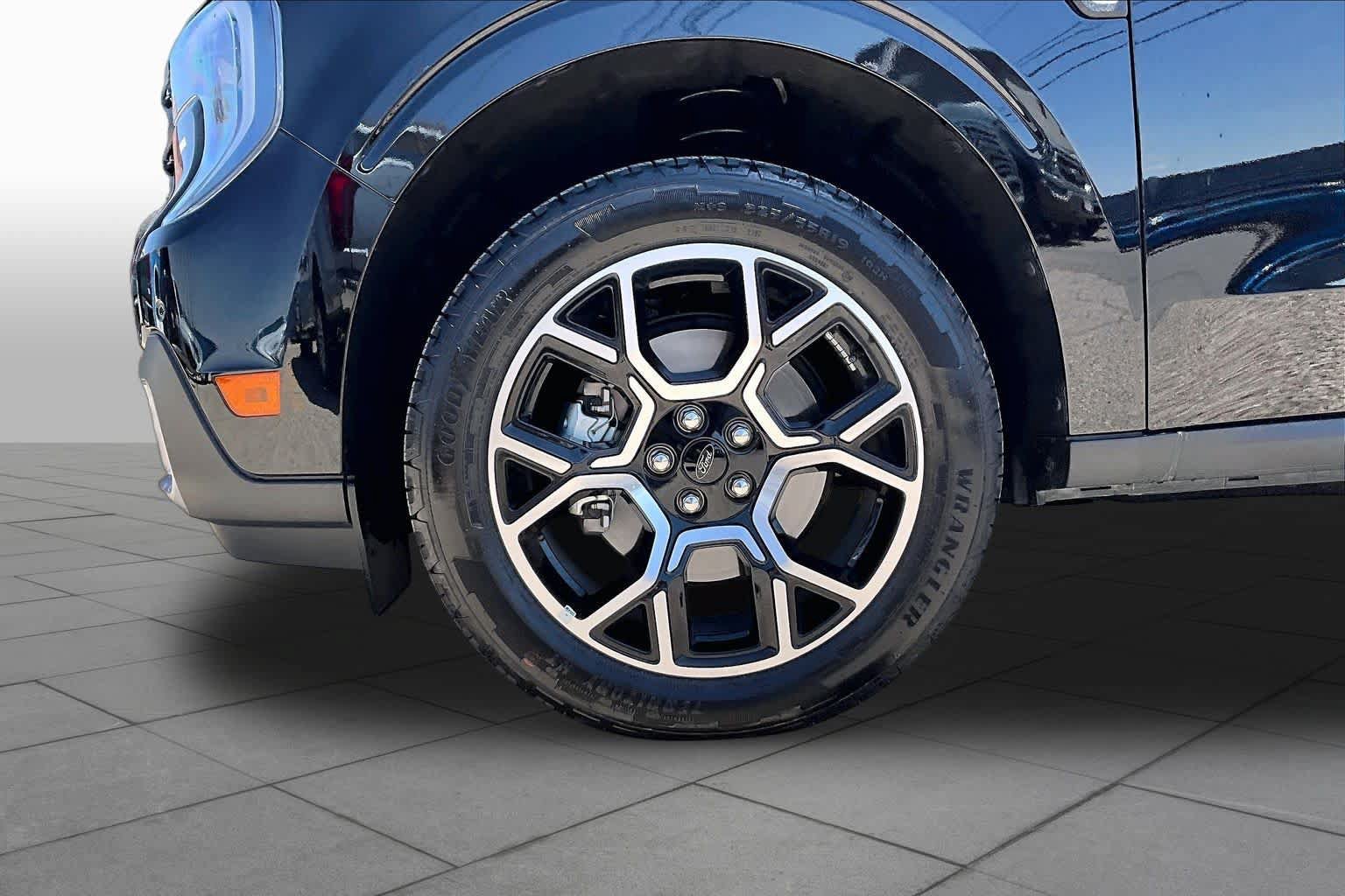 Certified 2025 Ford Maverick Lariat w/ 4K Tow Package AWD/4WD image 10